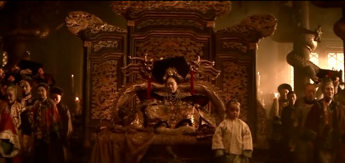 电影《末代皇帝》中，年幼的溥仪被带到慈禧太后面前