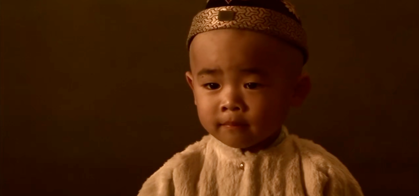 电影《末代皇帝》中，年幼的溥仪面对慈禧太后时的特写