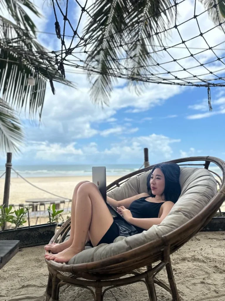 Daphne 在海边使用笔记本电脑工作的生活记录