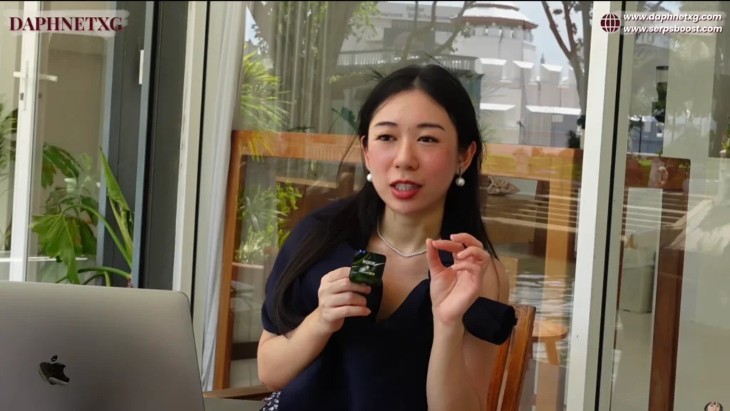 Daphne 在电脑旁手持麦克风讲解数字营销内容